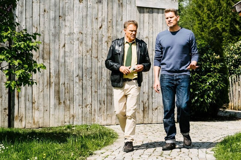 L-R: Hubert (Christian Tramitz), Joschi Breitenbichler (Götz Ott) – Bild: TMG /​ Emanuel Klempa