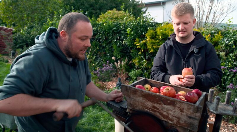 Reporter Simon Rustler beim Mahlen der Äpfel mit Daniel Scheidler (li.). – Bild: HR