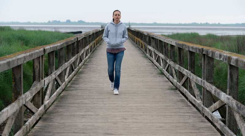 Ärztin, Ehefrau und Mutter: Jana Hansen (Petra Schmidt-Schaller) dachte, sie führt ein erfülltes Leben. – Bild: ZDF und ARD Degeto/​Boris Laewen