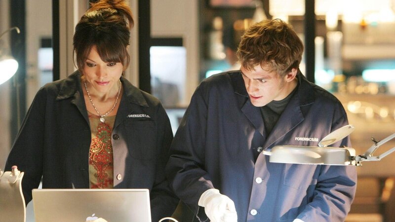 Wendy Simms (Liz Vassey) und Greg (Eric Szmanda) suchen mit Hochdruck nach verwertbaren Spuren, die sie zu dem Täter führen. Sie finden Drogenreste und Speichel auf einem Geldschein. Wendy identifiziert zwei DNA-Spuren. – Bild: Foto: MG RTL D /​ CBS