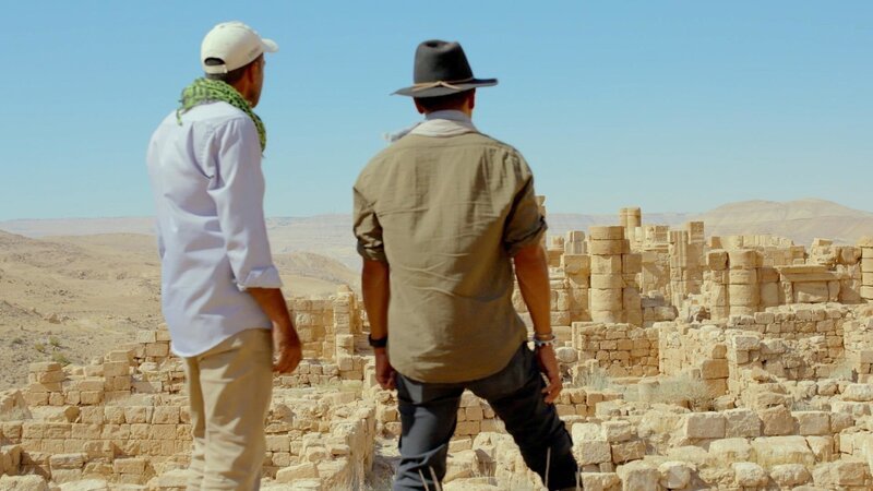 Albert Lin in den Überresten der Stadt Petra in Jordanien. – Bild: PLURIMEDIA (National Geographic)