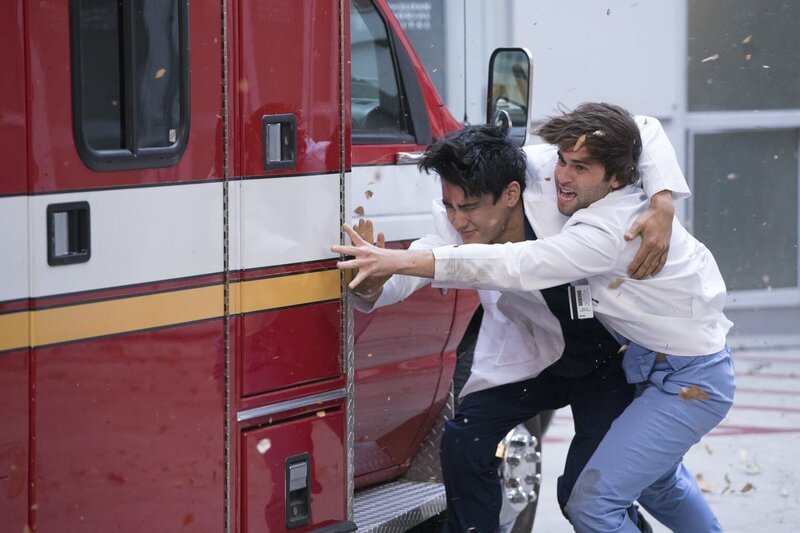 Dr. Nico Kim (Alex Landi, l.); Dr. Levi Schmitt (Jake Borelli, r.) – Bild: ABC Studios/​Mitch Haaseth Lizenzbild frei