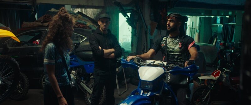 Julia (Julie Ledru, links) bespricht sich in der Werkstatt der „Wings“ mit Kaïs (Yanis Lafki, Mitte) und Manel (Junior Correia, rechts). – Bild: CG Cinéma