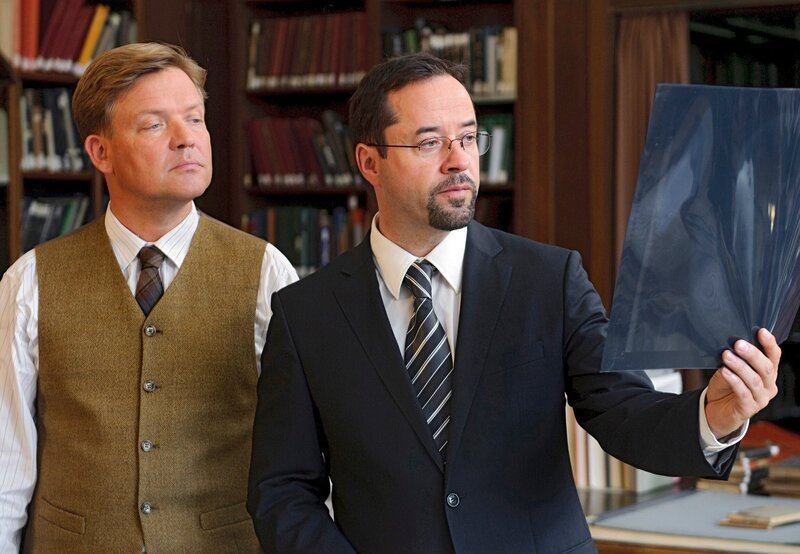Sie sind Konkurrenten: Prof. Dr. Wilfried Kastner (Justus von Dohnányi, l) und Professor Karl-Friedrich Boerne (Jan Josef Liefers, r) haben unterschiedliche Theorien zum spektakulären Mumienfund. – Bild: rbb/​WDR/​Willi Weber