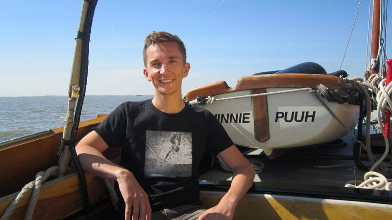 Eric Mayer wird bei einer Wattwanderung von der Flut überrascht. Während ihm das Wasser bereits bis zur Hüfte steht, kämpft er sich zurück durch die immer höher werdende Flut bis zum vor Anker liegenden Wattsegler. – Bild: ZDF/​Wolfgang Pruss