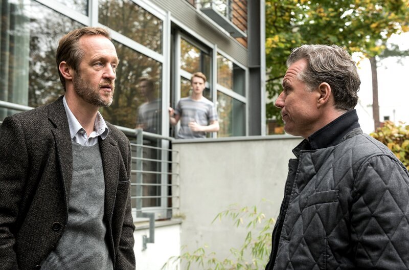 Peer (Dirk Borchardt,re.) und Richard (Stephan Kampwirth) kennen sich noch aus Uni-Tagen. – Bild: ARD Degeto/​Christoph Assman