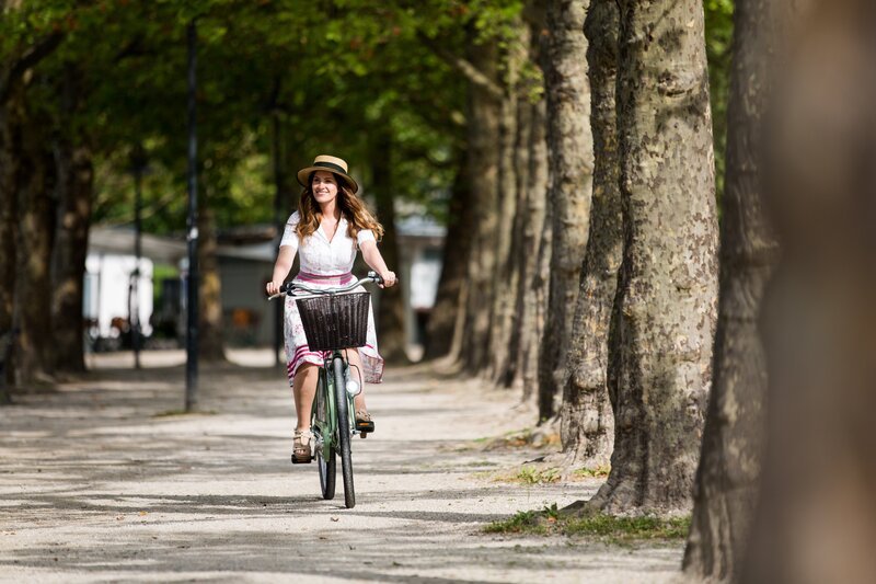 Conny Bürgler unterwegs mit ihrem Fahrrad am Wörthersee. – Bild: Servus TV /​ Daniel Götzhaber