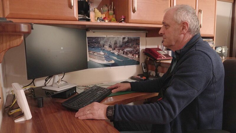Herr R. am vor seinem PC. – Bild: ORF