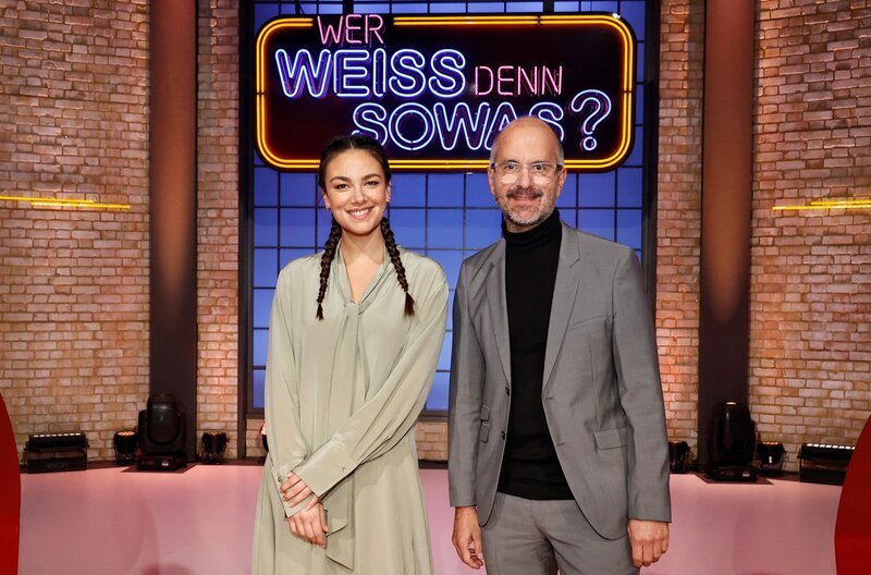 Treten bei „Wer weiß denn sowas?“ als Kandidat:innen gegeneinander an: Die Schauspielerin Janina Uhse und der Schauspieler Christoph Maria Herbst. – Bild: ARD/Morris Mac Matzen Treten bei „Wer weiß denn sowas?“ als Kandidat:innen gegeneinander an: Die Schauspielerin Janina Uhse und der Schauspieler Christoph Maria Herbst. – Bild: ARD/Morris Mac Matzen