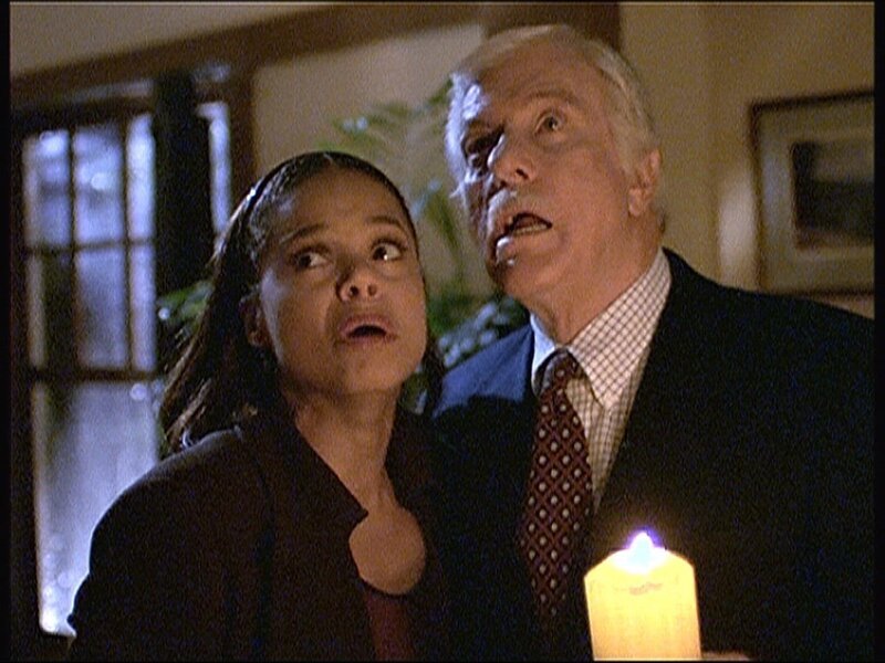 Amanda (Victoria Rowell, l.) und Mark (Dick Van Dyke, r.), die zu Besuch in dem abgelegenen Haus von Vivien sind, hören im oberen Stock merkwürdige Geräusche. – Bild: Sat.1 Gold