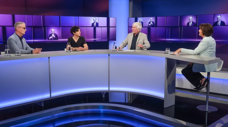 Zu Gast bei Moderatorin Sandra Maischberger (r.): v.l.n.r. Gabor Steingart (The Pioneer), Katharina Hamberger (Deutschlandfunk), Jürgen Becker (Kabarettist) – Bild: WDR/​Oliver Ziebe