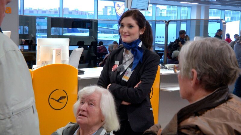 Die FraCare-Betreuerin Johanna Schlaugies auf dem Frankfurter Flughafen. Sie unterstützt Menschen mit Behinderung und eingeschränkter Mobilität dabei, pünktlich und sicher ihren Flieger zu erreichen. Zudem betreut sie alleinreisende Kinder. – Bild: SWR/​HR