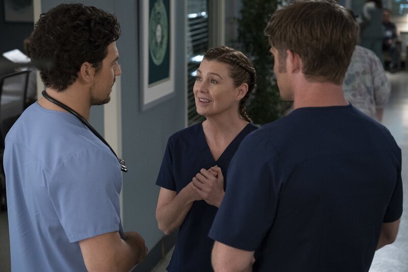 (v.l.n.r.) Dr. Andrew DeLuca (Giacomo Gianniotti); Dr. Meredith Grey (Ellen Pompeo); Dr. Atticus Lincoln (Chris Carmack) – Bild: ABC Studios /​ Eric McCandless Lizenzbild frei