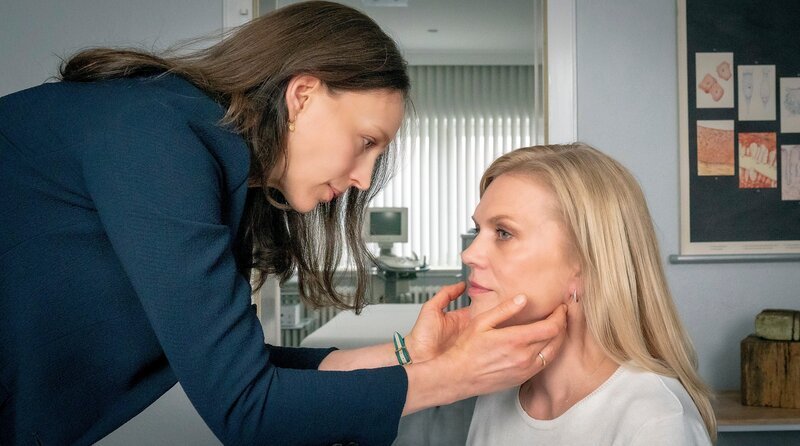 Ärztin Jana Hansen (Petra Schmidt-Schaller, li.) hört Mette Andresen (Anna Loos, re.) ab. – Bild: ARD Degeto/​Boris Laewen