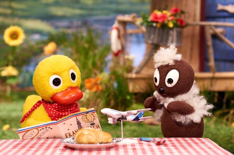 Pittiplatsch will Schnattchen beeindrucken und behauptet, dass sein Cousin Pilot sei. – Bild: rbb/​Trikk17