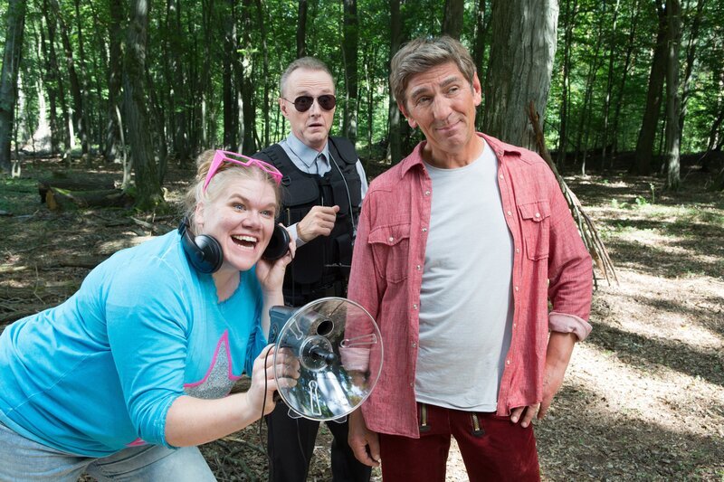 Im abgesperrten Wald treffen Fritz Fuchs (Guido Hammesfahr), Dani Paschulke (Gisa Flake) und Herr Kluthe (Holger Handtke) tatsächlich auf „kleine grüne Männchen“. Fritz ahnt, was dahinter steckt. – Bild: ZDF/​Zia Ziarno