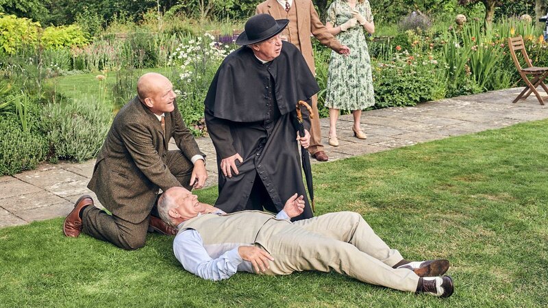 L-R: Goodfellow (John Burton), Arthur Hawthorne (Matthew Marsh), Father Brown (Mark Williams) – Bild: BBC Studios