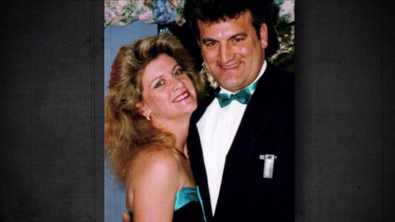 Der 19. Mai 1992 war für Mary Jo Buttofuoco zunächst ein Tag wie jeder andere. Doch dann fällt ein Schuss und nichts ist mehr, wie es war. – Bild: Amy Fisher