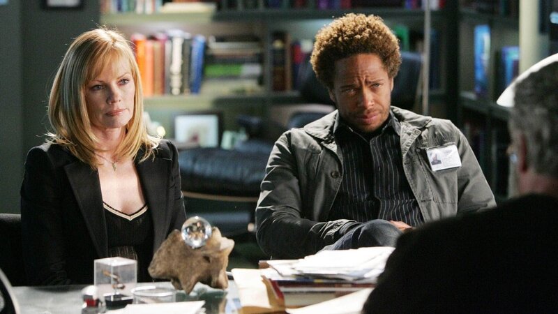 Grissom (William Petersen) weiht seine Kollegen Willows (Marg Helgenberger) und Warrick (Gary Dourdan) in seine Vermutungen ein. – Bild: TVNOW /​ CBS