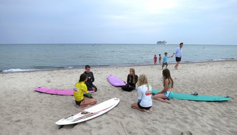 Fährwellen-Surfer in spe: Zuerst Trockenübungen am Strand. – Bild: NDR /​ Alexander Egert