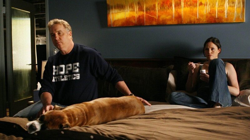 Gil Grissom (William Petersen) und Sara (Jorja Fox) stoßen bei den weiteren Ermittlungen auf Hinweise, dass es sich bei Hank Connors um einen Angehörigen einer recht obskuren Gruppierung von UFO-Gläubigen Verschwörungstherotikern handelt, die sich auf die Lehren eines gewissen Dr. Sydney Buckman berufen. – Bild: MG RTL D /​ CBS