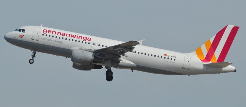 Dieses Bild zeigt den Airbus A320⁠–⁠211 der Germanwings mit dem Kennzeichen D-AIPX, der in einen tödlichen Absturz verwickelt war. – Bild: Picasa /​ SEBASTIEN MORTIER