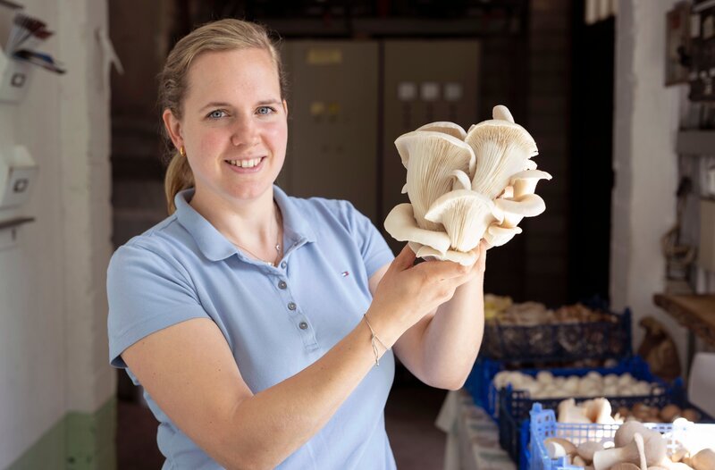 In Leichlingen züchtet Familie Marseille seit 50 Jahren Speisepilze. Angefangen hat alles mit einer Champignonzucht. Inzwischen haben sie ihr Angebot auf Edelpilze erweitert: Shiitake, Kräuterseitlinge, Pom Pom Blanc und viele mehr. Die 33-Jährige Katharina ist gelernte Rechtsanwaltsgehilfin und führt heute mit ihrem Mann Tim den Pilzbetrieb im Rheinland. – Bild: WDR/​Melanie Grande