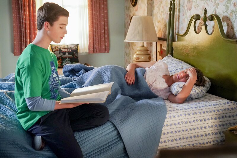 Sheldon Cooper (Iain Armitage, l.); Mary Cooper (Zoe Perry, r.) – Bild: ORF/​PRO7/​Warner/​Sonja Flemming