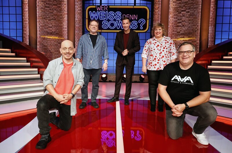 Moderator Kai Pflaume (M.) und seine Rateteam-Kapitäne Bernhard Hoëcker (l.) und Elton (r.) begrüßen in dieser Sendung den Entertainer Jürgen von der Lippe (2.v.l.) und die Comedian Meltem Kaptan (2.v.r.). – Bild: ARD/​Morris Mac Matzen