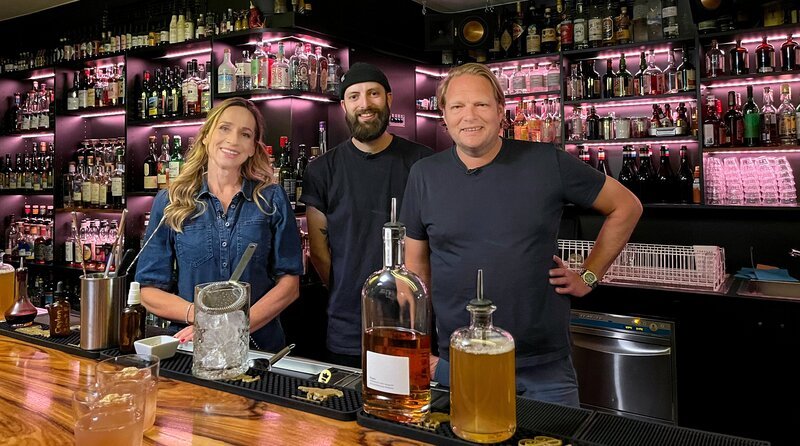 Björn Freitag (r), Tamina Kallert und Cocktailbartender Luca Moore (M) haben sich zum „Mixen“ in der Cocktailbar One Trick Pony verabredet. – Bild: WDR/​2bild