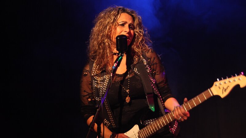 Lisa rocking out to the song they wrote. – Bild: Discovery Communications