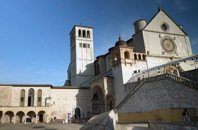 Die monumentale Basilika San Francesco thront über Assisi, der Geburtsstadt des heiligen Franziskus im italienischen Umbrien. – Bild: Elephant Doc