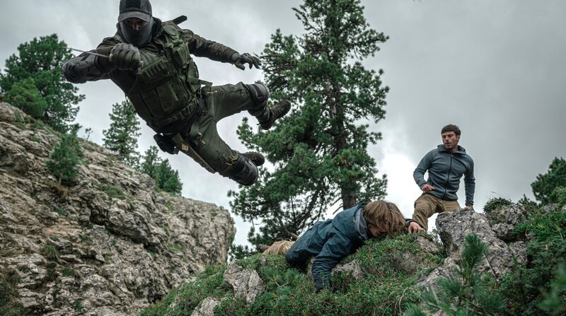 Can (Anand Batbileg) kommt Justin (Béla Gabor Lenz) zu Hilfe und schaltet den brutalen Angreifer aus. – Bild: WDR/​X-Filme Creative Pool/​Roy Fochtmann