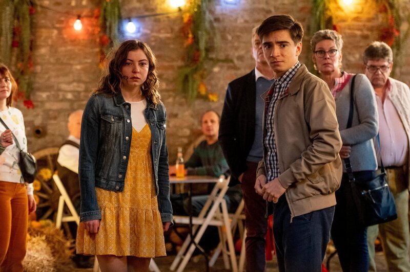 Toni (Ivo Kortlang), Valerie (Amber Bongard). – Bild: TVNOW /​ Martin Rottenkolber