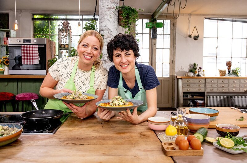Fernsehköchin Zora Klipp und Meisterkonditorin Theresa Knipschild präsentieren Teller-Rösti mit Matjes-Apfel-Salat – Bild: NDR