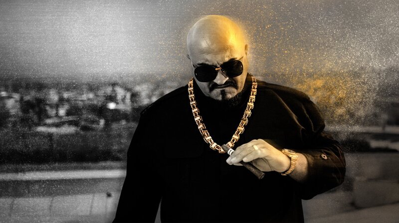 Die Freunde Xatar und Samy überfallen einen Goldtransporter. Farid Bang versucht während einer Session für das posthum erscheinende Xatar-Album im Gespräch mit Samy eine Antwort auf eine legendäre Frage zu finden: Wo ist das Gold? – Bild: SWR/​NDR/​Film Five/​Jesse Mazuch