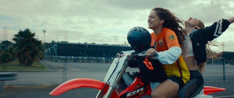 Julia (Julie Ledru, links) und Ophélie (Antonia Buresi, rechts) genießen ihre Freiheit beim Motorradfahren. – Bild: CG Cinéma