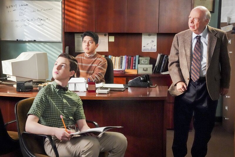 Iain Armitage (Sheldon Cooper), Hermie Castillo (Toby), Wallace Shawn (Dr. Sturgis). – Bild: ORF/​PRO7/​Warner/​Bill Inoshita
