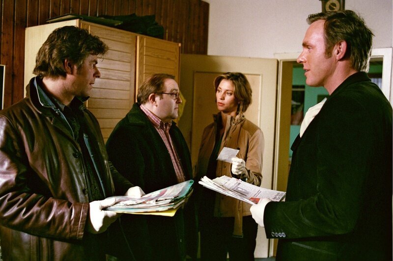 Jupp (Uwe Fellensiek, l.), Falk (Dirk Martens, r.) und Chefin Gesine Westfahl (Carin C. Tietze, 2.v.r.) wundern sich, warum ausgerechnet „Aktenlurch“ Achim Pohl (Gustav-Peter Wöhler, 2.v.l.) nachts allein eine Ermittlung übernommen hat … – Bild: SAT.1 /​ Thekla Ehling