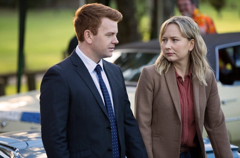 Kristin Sims (Fern Sutherland) und D.C. Breen (Nic Sampson) ermitteln unter Oldtimer-Fans. – Bild: ARD Degeto/​South Pacific Pictures & all3media International