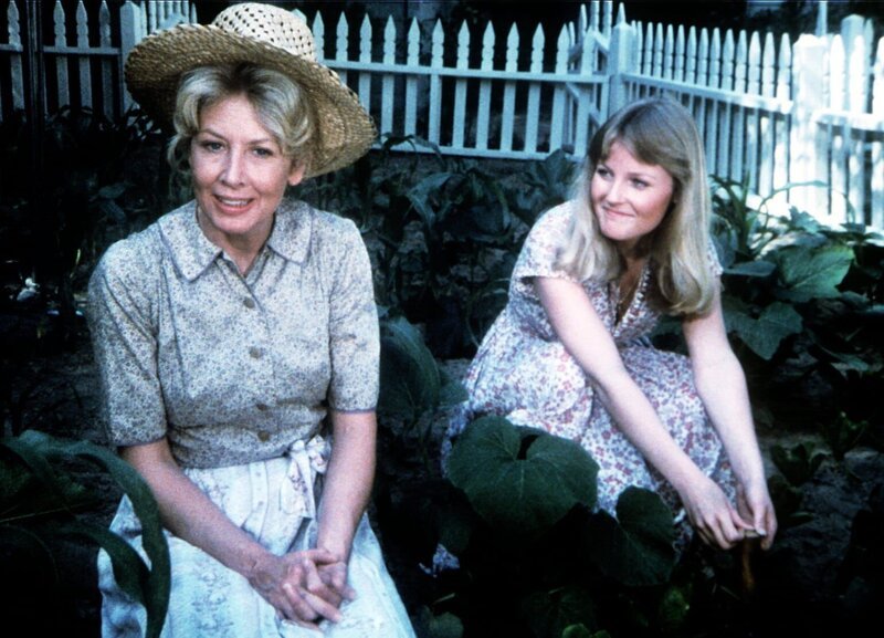 Olivia (Michael Learned, l.) und ihre Schwiegertochter Cindy (Leslie Winston, r.) bei der Gartenarbeit. – Bild: Sat.1 Gold