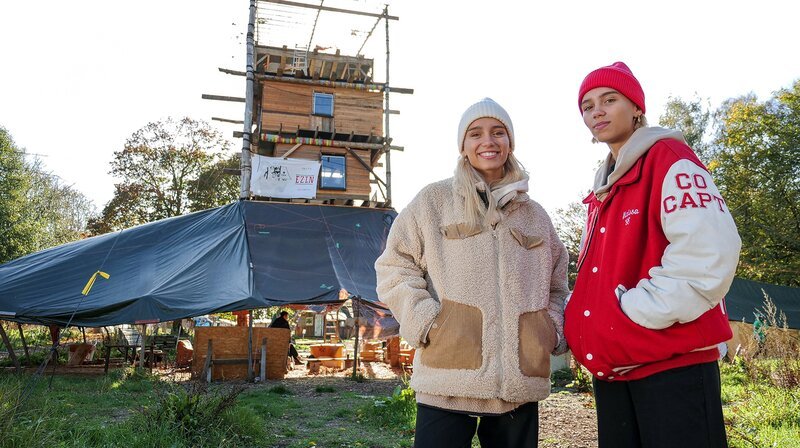 Lisa und Lena besuchen die Initiative Lützerath lebt. – Bild: SWR/​tvision/​Martin Beume