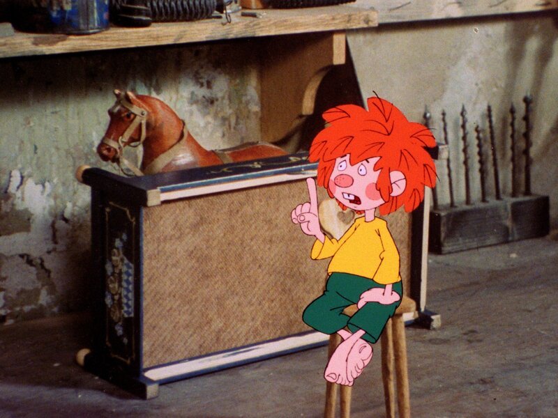 Weil sie den Arm in Gips hat, kann Frau Eichinger bei Meister Eder nicht putzen. Alles halb so schlimm, denn sie sorgt für eine Vertretung. Pumuckl hofft, dass die „Neue“ nicht so gründlich ist wie Frau Eichinger. Aber da hat er sich schwer getäuscht. Der wird er’s zeigen und ihr entsprechend Angst und Respekt einjagen. – Bild: BR/​Infafilm GmbH/​Original-Entwurf „Pumuckl“-Figur: Barbara von Johnson