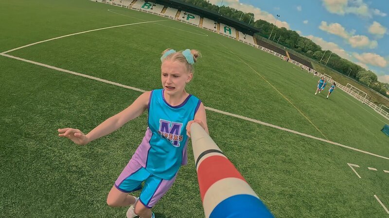 Aoife versucht sich im Stabhochsprung. – Bild: NDR/​BBC/​Look At That!