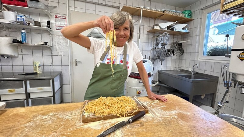 SWR-Moderatorin Annette Krause teste die selbstgemachte Pasta im Café Erdmann in Hirschberg. – Bild: SWR/​Kerstin Raddatz /​ SWR Presse/​Bildkommunikation