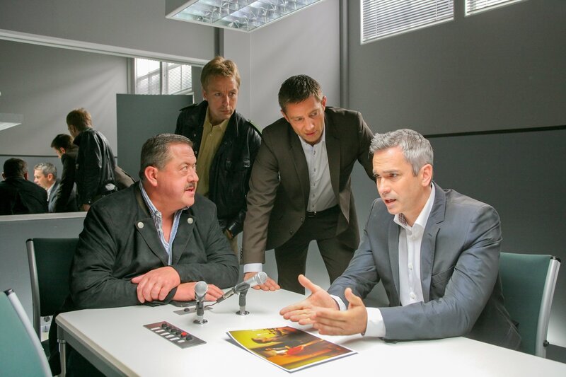 L-R: Hofer (Joseph Hannesschläger), Mohr (Max Müller), Hansen (Igor Jeftic) and Reiter (Manou Lubowski). – Bild: Christian A. Rieger /​ ORF /​ ZDF