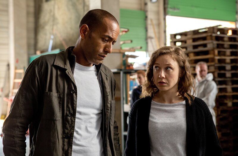 Die Ermittler Jerry (Peter Marton) und Sophia (Katharina Leonore Goebel) kommen an den Tatort auf dem Gelände der Gruber Steinverarbeitung. – Bild: ARD/​Billy Gropper