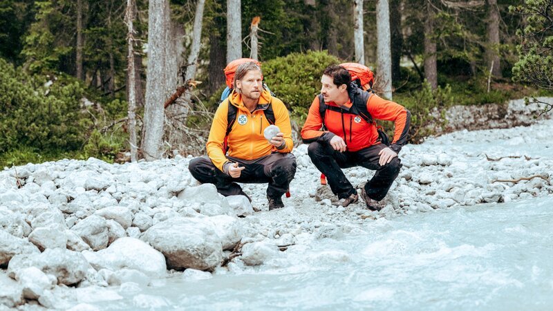 Markus (Sebastian Ströbel, l.) und Tobi (Markus Brandl, r.) finden eine Spur. – Bild: ORF/​ZDF/​Sabine Finger