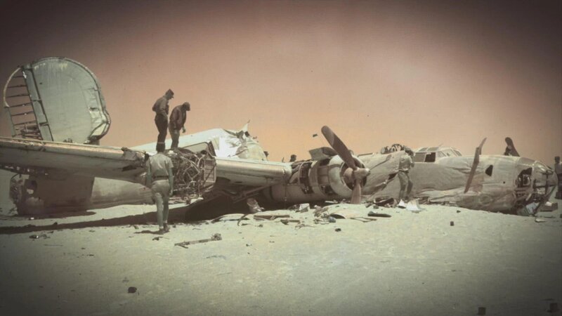 Das Wrack des US-Bombers „Lady Be Good“ liegt zerbrochen im Wüstensand der Sahara, während Forscher es nach seiner Entdeckung eingehend untersuchen. – Bild: The Movie Database (TMDb)