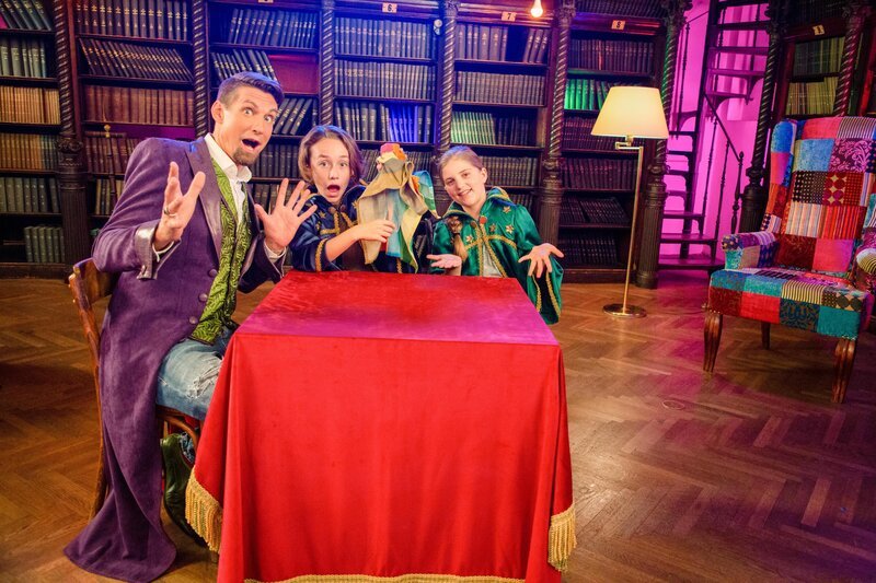 Zauberlehrer Tristan mit Julian und Lina. – Bild: ORF/​Tower10/​Kids TV/​Andreas Hagemann
